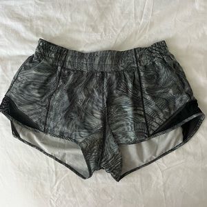Lululemon Hotty Hot 2.5” Shorts Size 8
